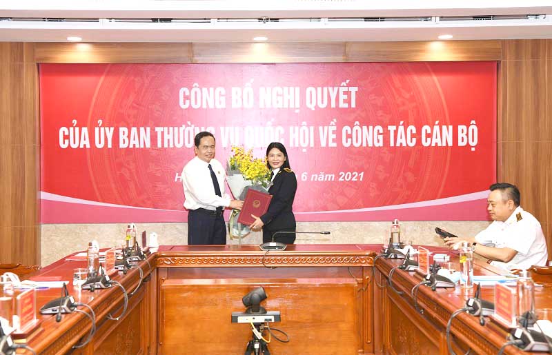 PHÓ CHỦ TỊCH THƯỜNG TRỰC QUỐC HỘI TRẦN THANH MẪN DỰ LỄ CÔNG BỐ VÀ TRAO NGHỊ QUYẾT CỦA UỶ BAN THƯỜNG VỤ QUỐC HỘI VỀ CÔNG TÁC CÁN BỘ